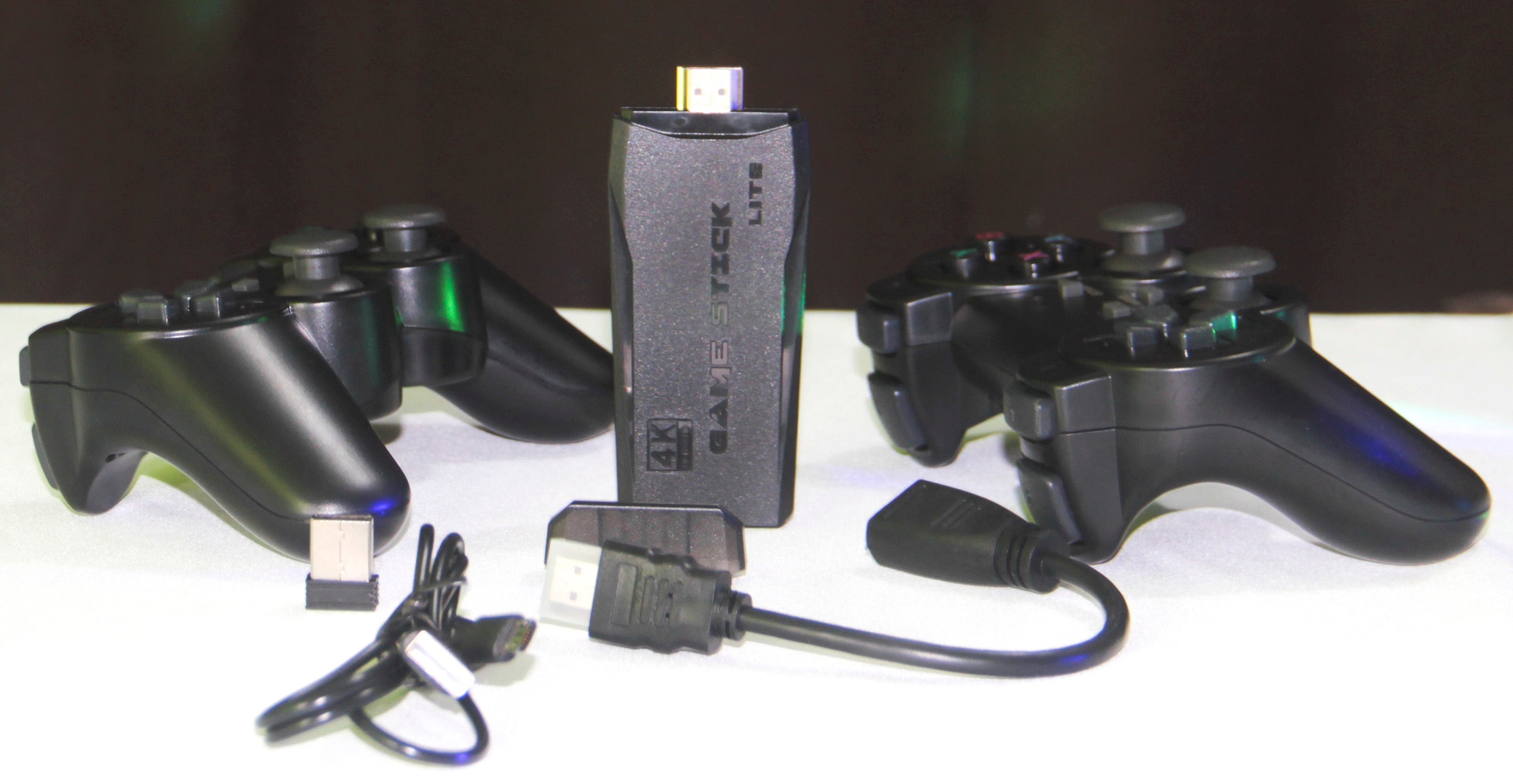 Game Stick 4K Lite Console Retrô com 2 Controles Sem Fio + 20.000 Jogos Clássicos HDMI